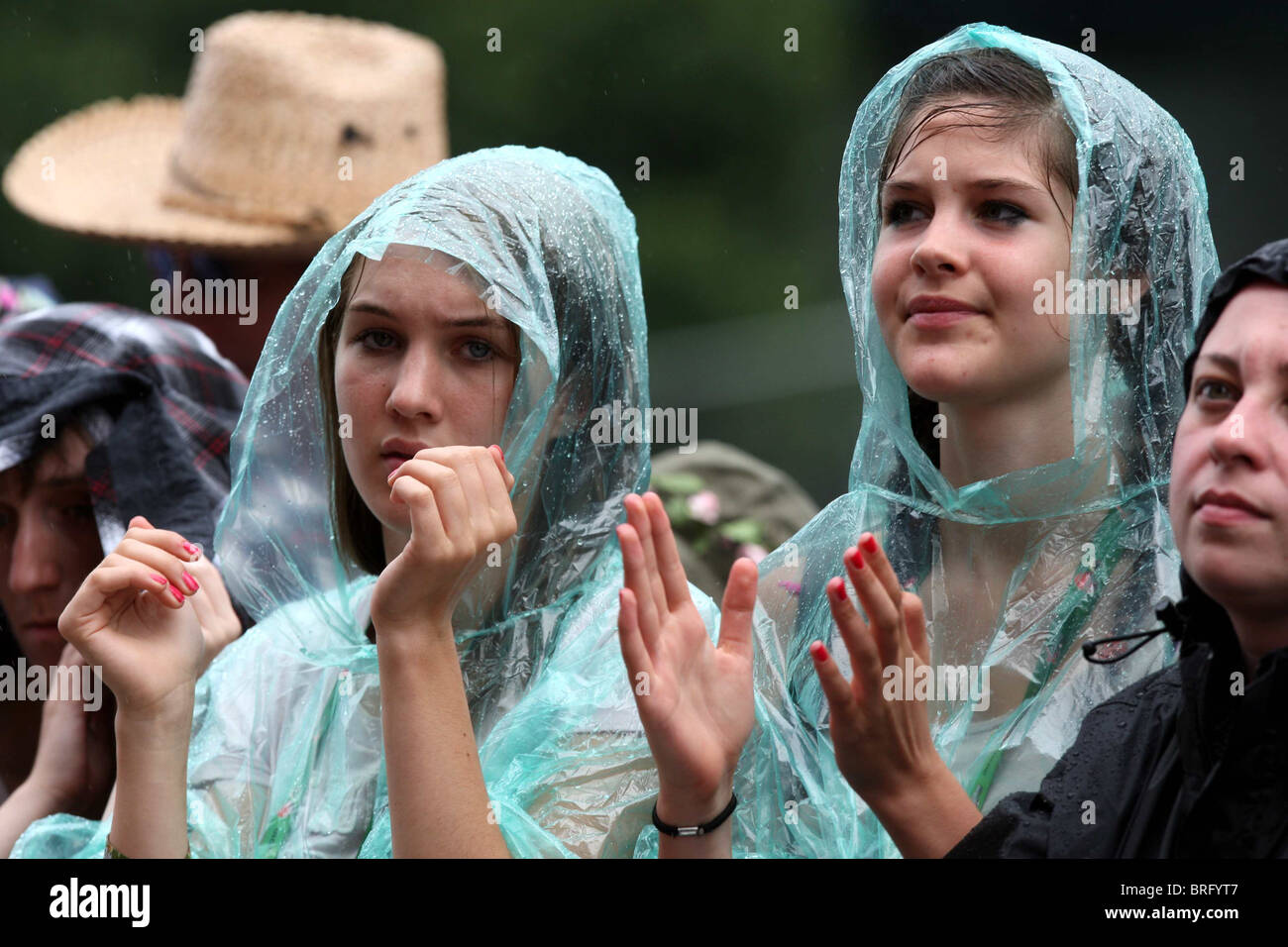 FESTIVAL bagnato musica folla ventole Foto Stock