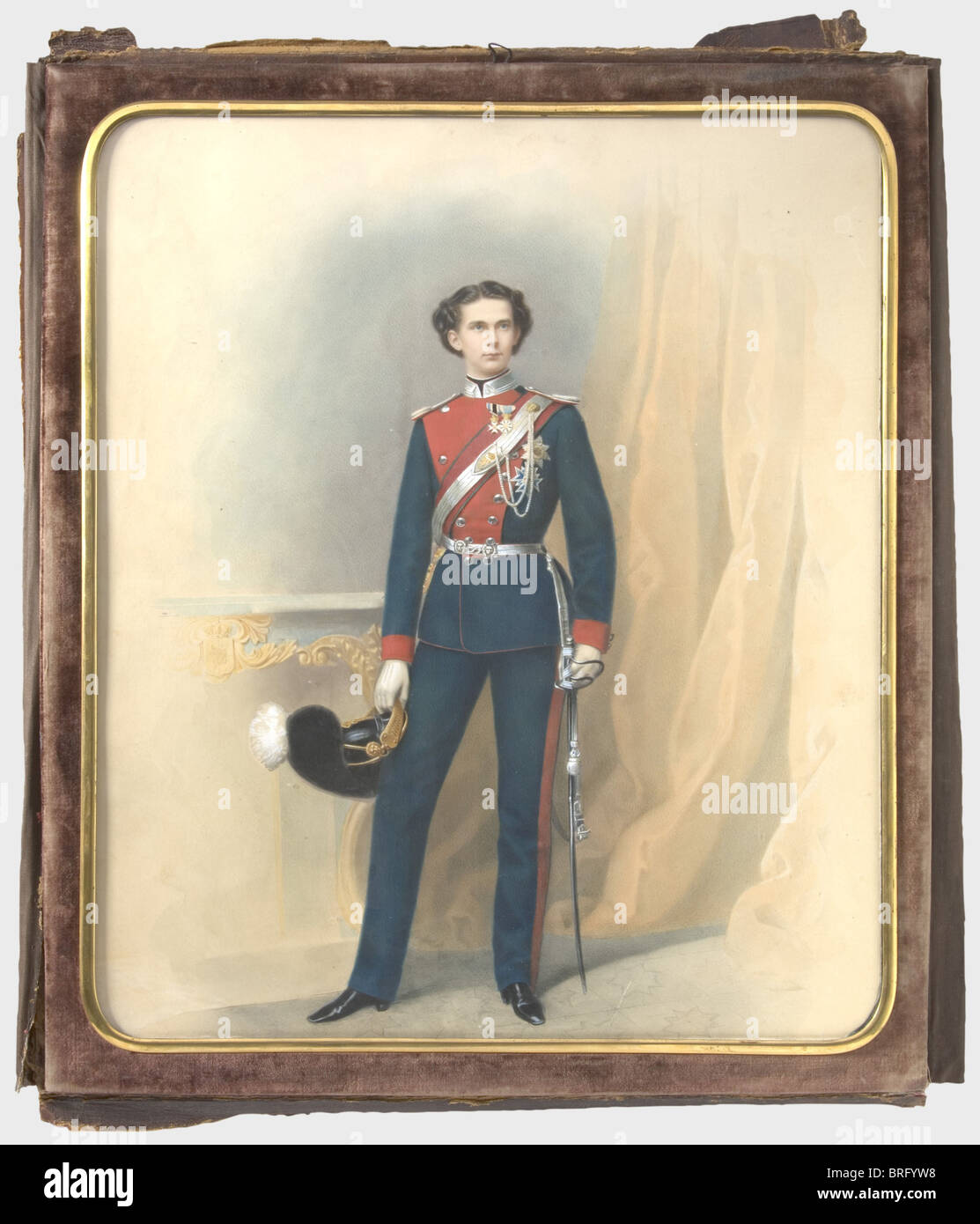 Re Ludovico II di Baviera (1845 - 1886), ritratto del giovane re in uniforme Chevauleger Gouache su carta. Ritratto molto elaborato del re (ca. 1864/65) nell'uniforme del reggimento Chevauleger reale bavarese 4th 'König' decorato con medaglie. Sullo sfondo un tavolo da console con lo stemma bavarese e una tenda drappeggiata. Senza Firma. Incorniciata e in custodia da viaggio in pelle goffrata con etichetta di inventario (trasl.) 'Property H.I.H. Imperatrice Elisabeth'. 48 x 41,5 cm. Il 4th Chevauleger Regiment 'König', con sede ad Augsburg, è stato considerato il più prestigioso, Foto Stock