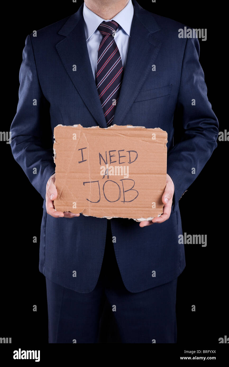 Disoccupati irriconoscibile imprenditore che mostra un messaggio in un cartone che ha bisogno di un lavoro Foto Stock