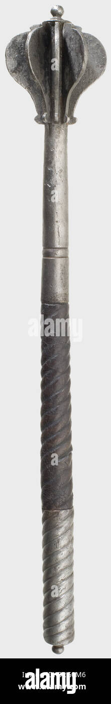 Un mace ungherese, circa 1600. Testa pesante a otto flange su un connettore femmina conico saldato in rame. Un fusto in legno con scanalature a spirale e rivestimento in pelle nera. Impugnatura in ferro scanalata con una piccola manopola a pompel. Snocciolati in luoghi. Lunghezza 58.5 cm. Storico, storico, XVII secolo, ascia, assi, asse, ascia, utensile, utensili, militare, milizia, dispositivo di combattimento, oggetto, oggetti, fermi, ascia da battaglia, ascia da battaglia, poleasse, assi da battaglia, assi da battaglia, poleasse, clipping, taglio, taglio, taglio, metallo, metalli, arma, armi, armi, armi, ornamenti, altri diritti non disponibili Foto Stock