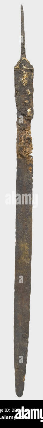 Una spada lunga celtica con frammento di scabarda, metà del periodo la Tène, III secolo a.C. lama a doppio taglio con doppi fullers su entrambi i lati e un codolo piatto e rastremato. Alla base della lama un frammento del locket di ferro con barra di sospensione rivettata sul lato opposto. Scoperta di scavi non restaurati con buon materiale. I bordi sono leggermente dentellati. Lama leggermente piegata,con una piccola irregolarità nella parte superiore. Lunghezza 99 cm.,storico,storico,mondo antico,mondo antico,tempi antichi,oggetto,oggetti,still,clipping,ritaglio,ritaglio,taglio-ou,diritti-aggiuntivi-clearences-non disponibile Foto Stock
