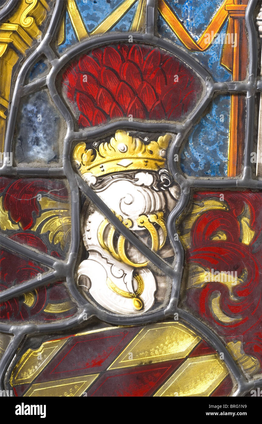 Un pannello di vetro di piombo con stemma di alleanza del governatore della Fortezza di Ingolstadt Baron zu Königsegg-Aulendorff, circa 1620, dipinto a mano, vetro multicolore, inciso, parzialmente tagliato, restaurato telaio di piombo. Königsegg-Aulendorff stemma con casco e lule losangose e o. Lo stemma della moglie, baronessa von Stauffen nata, con due caschi e tre calici o su ghule. Nella sezione superiore una scena di battaglia contemporanea, cavalieri con armi da fuoco a ruota che perseguono un gruppo di ottomani montati. Il lowe storico,,17 ° secolo, Baviera, bavarese, diritti aggiuntivi-clearences-non disponibile Foto Stock