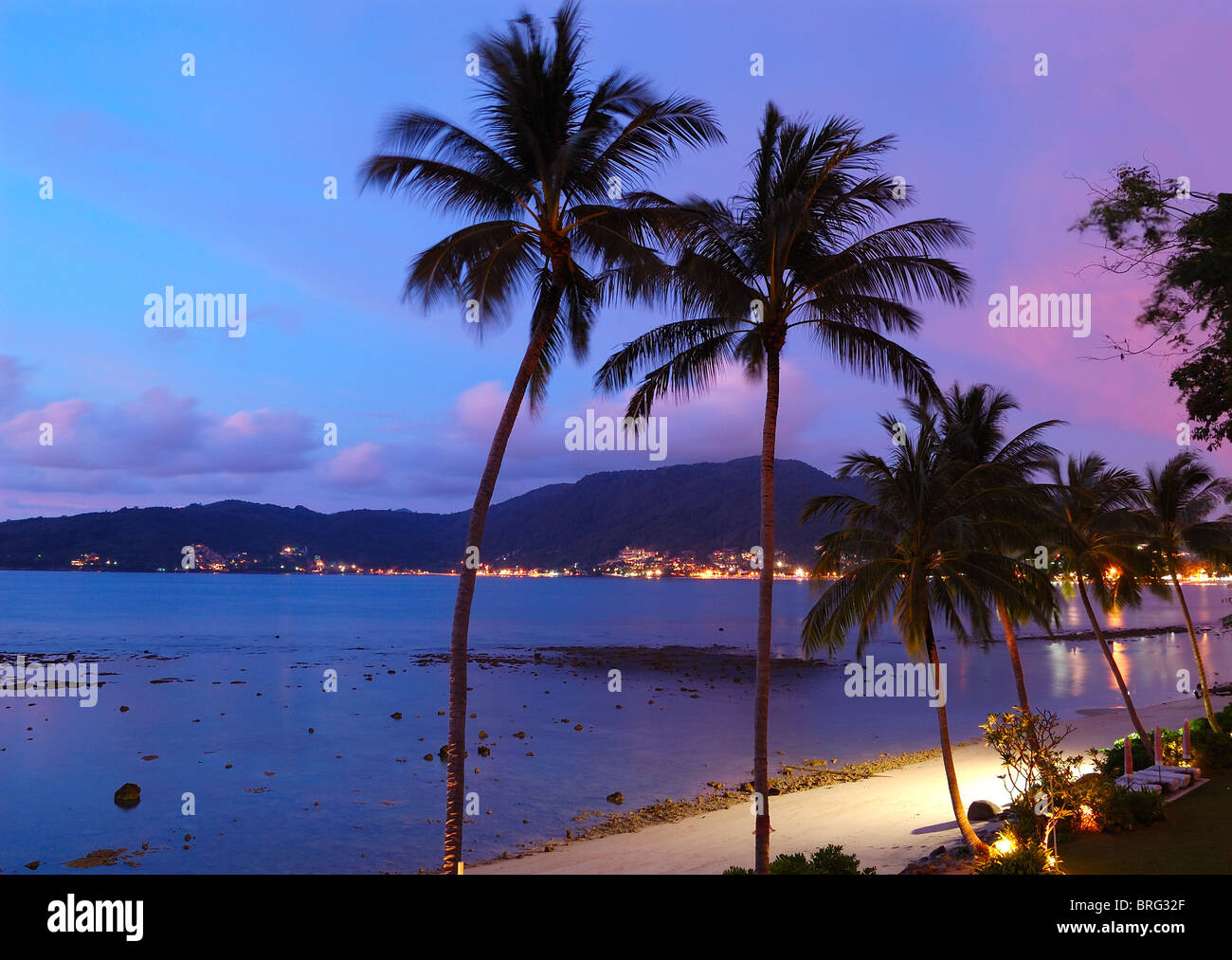 Tramonto a la spiaggia di Patong, Phuket, Tailandia Foto Stock