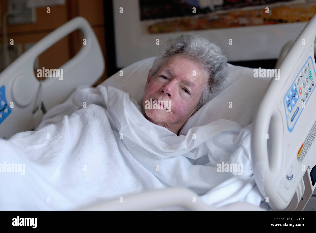 80 anno vecchia donna giacente in un letto di ospedale Foto Stock