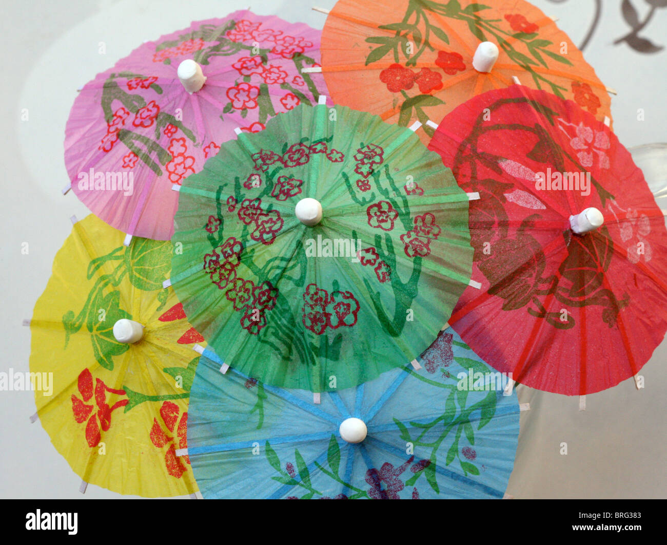 Papierschirm, Schirmchen, Schirme; Dekoration, kitsch, Cina, bunt decorazione, colorati Foto Stock