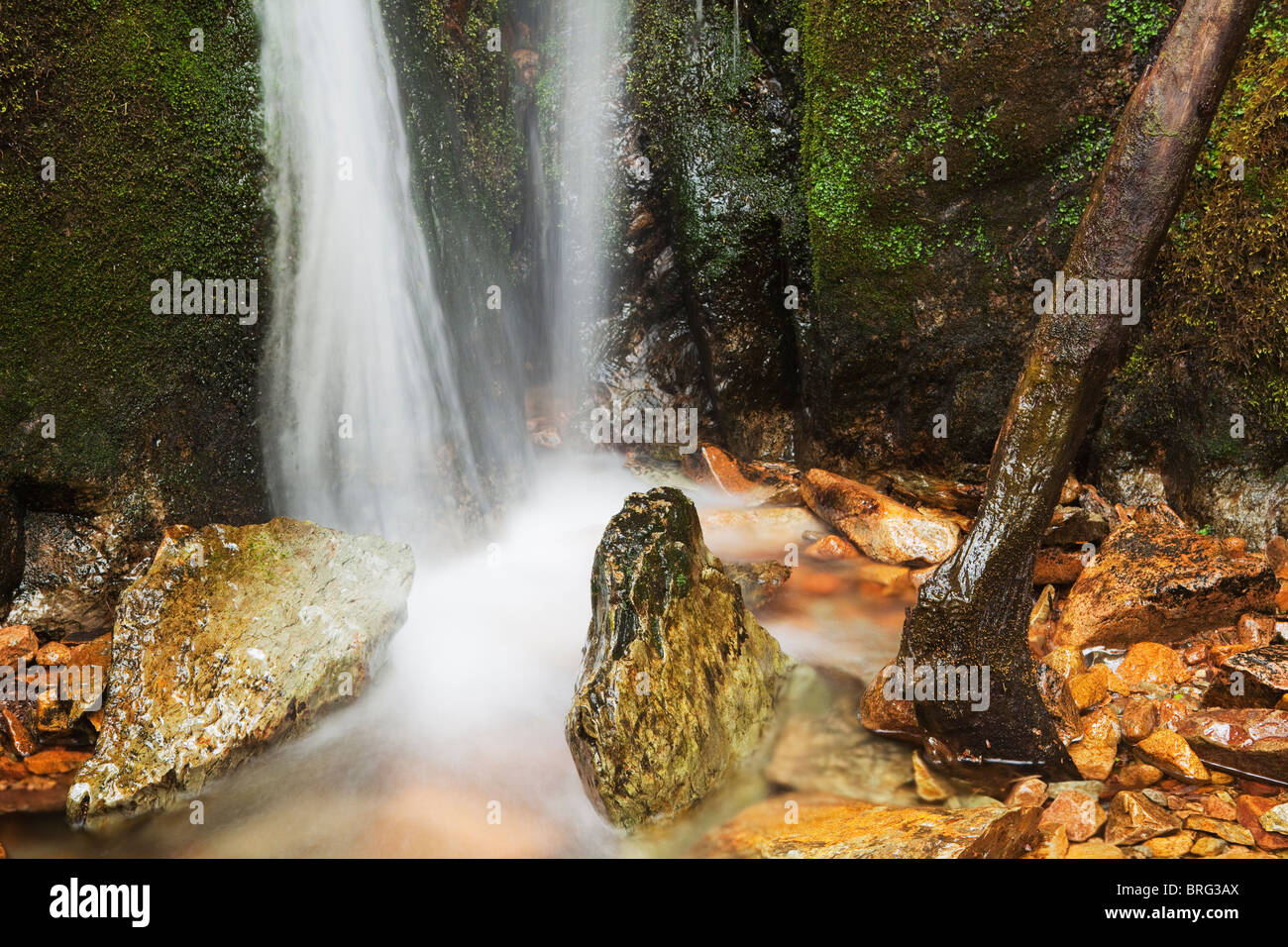 Una piccola cascata, Blea Crag, Cummock acqua, Lake District Foto Stock