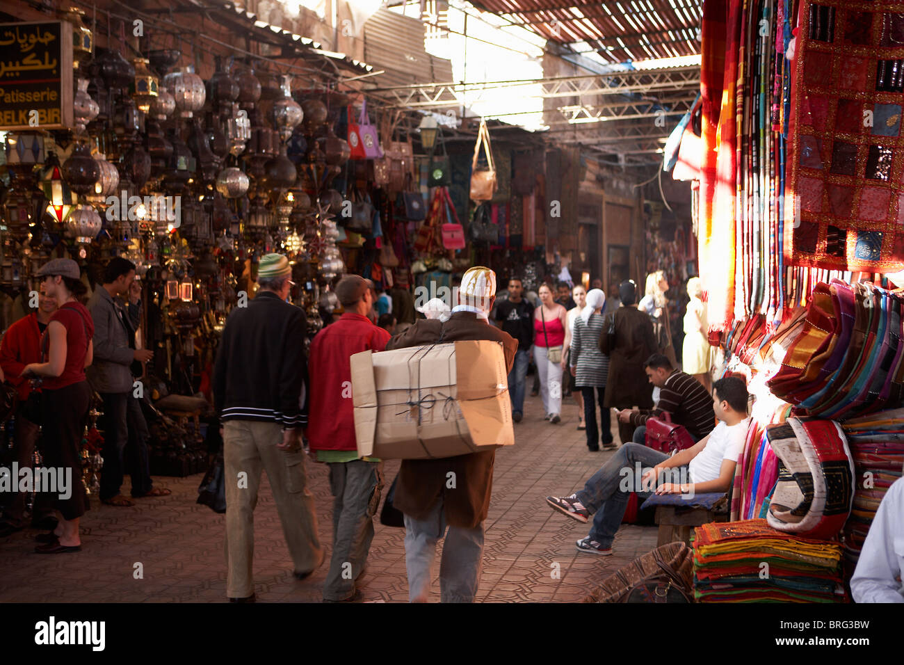 Marrakech: Souk di occupato Foto Stock