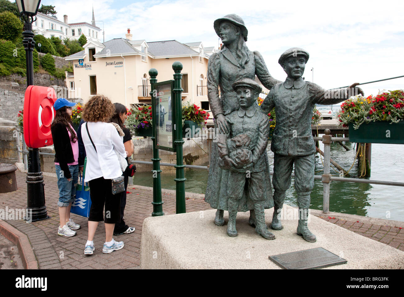Porto di Cobh emigrazione irlandese statua Foto Stock