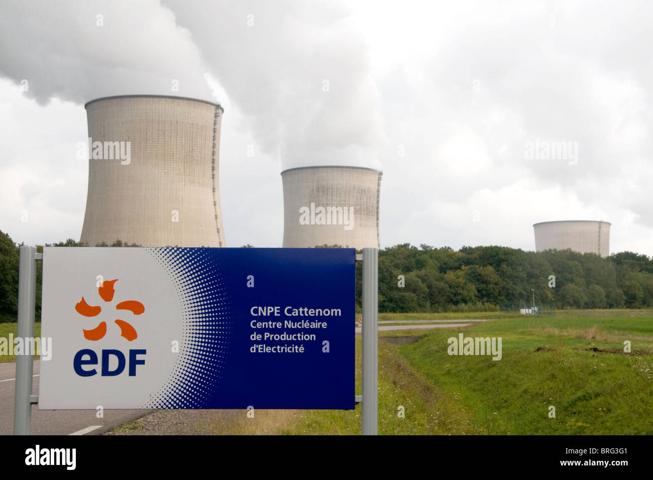 Il Cattenom impianto nucleare ubicato nel comune di Cattenom lungo il fiume Moselle in Francia. Foto Stock