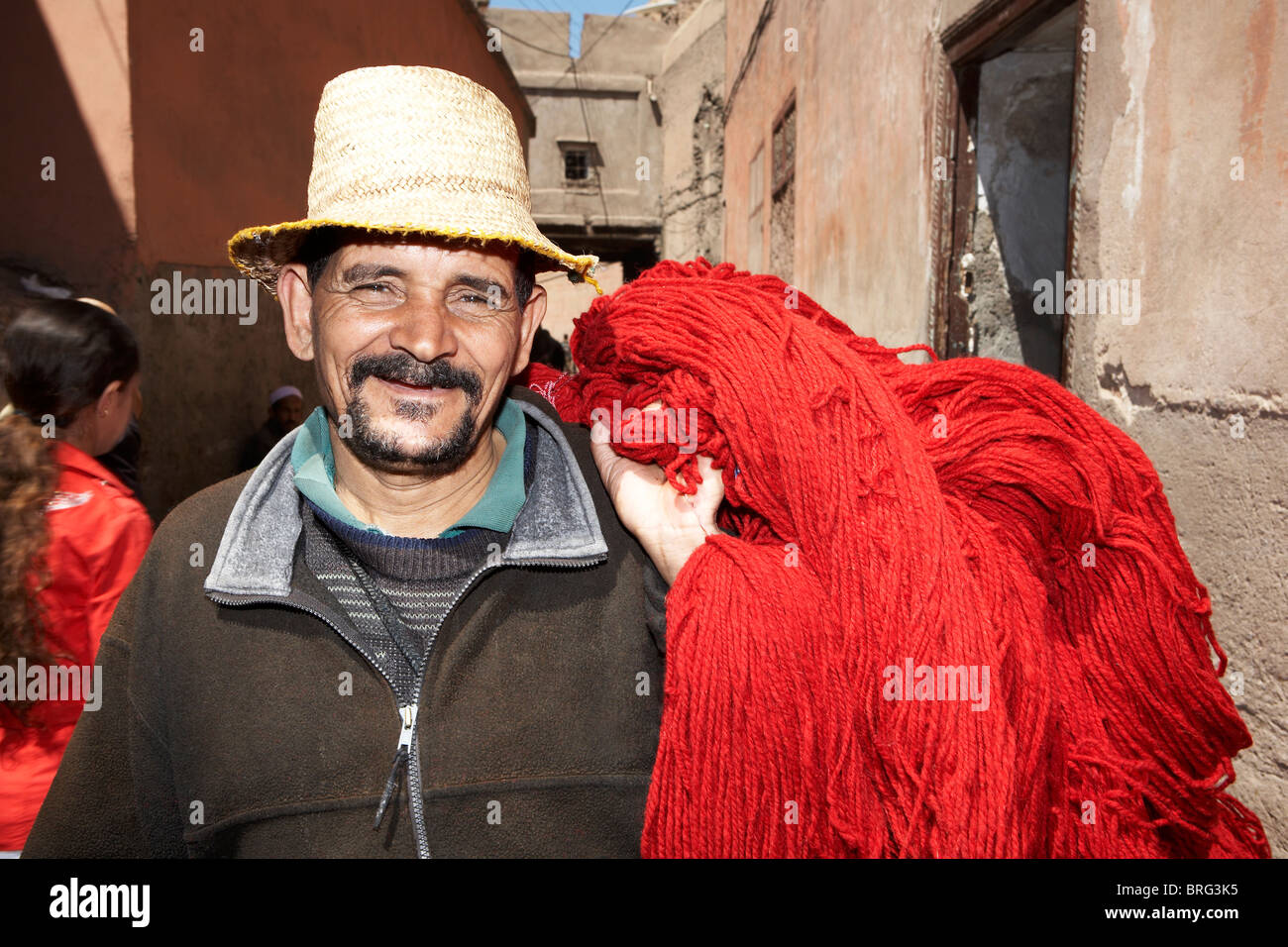 Marrakech: l'uomo con la lana in MEDINA Foto Stock