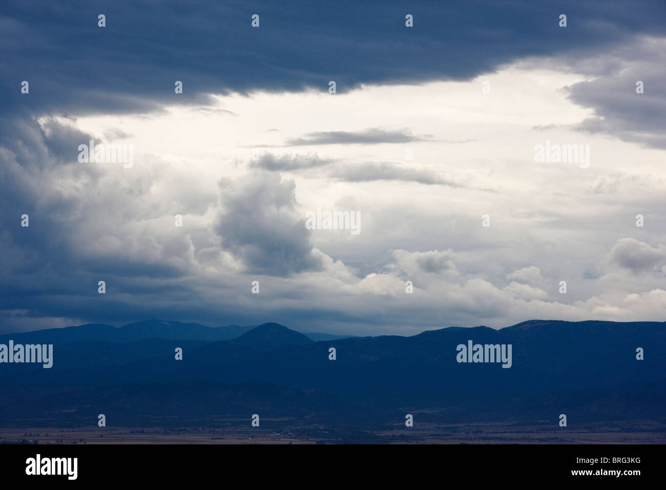 Cielo tempestoso oltre le montagne bagnate, San Isabel National Forest, a sud della città di Canyon, Colorado, STATI UNITI D'AMERICA Foto Stock