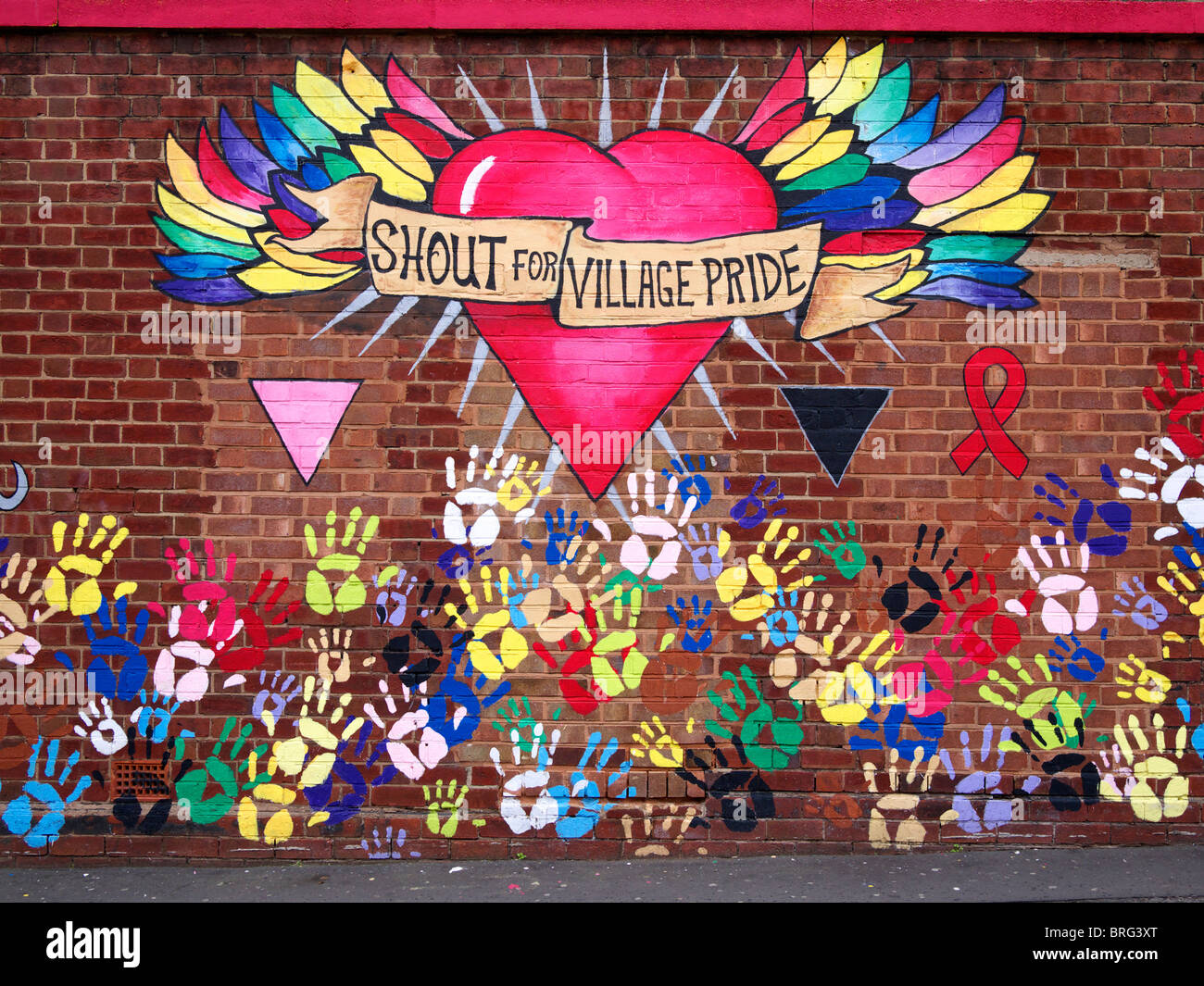Gay Village segno dipinta su un muro di mattoni vicino Hurst Street parte della città gay area Birmingham REGNO UNITO Foto Stock