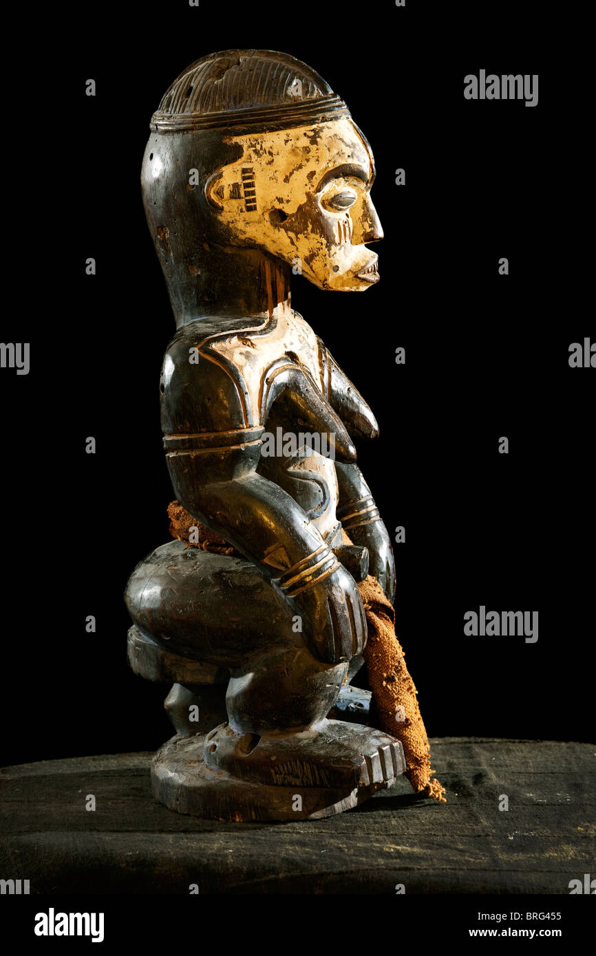African corpo pieno di sculture in legno di idolo divinità / / dio. dipinto di bianco il corpo e il viso ritualismo, sul panno africana Foto Stock