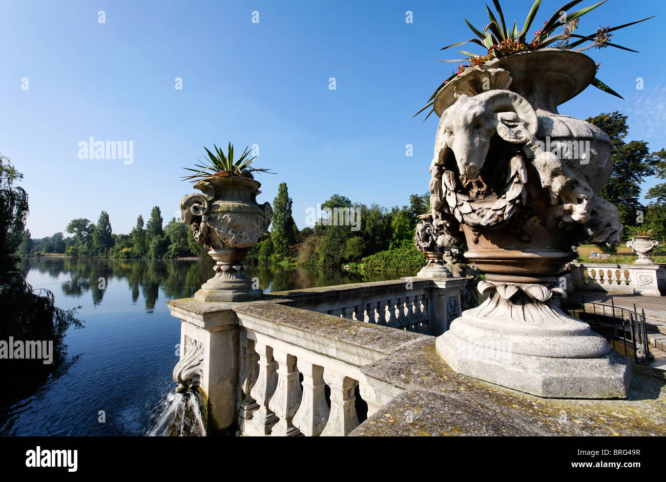 Urna di pietra scultura di Giovanni Tommaso di fronte a lungo acqua, giardino italiano, i giardini di Kensington, London, Regno Unito Foto Stock