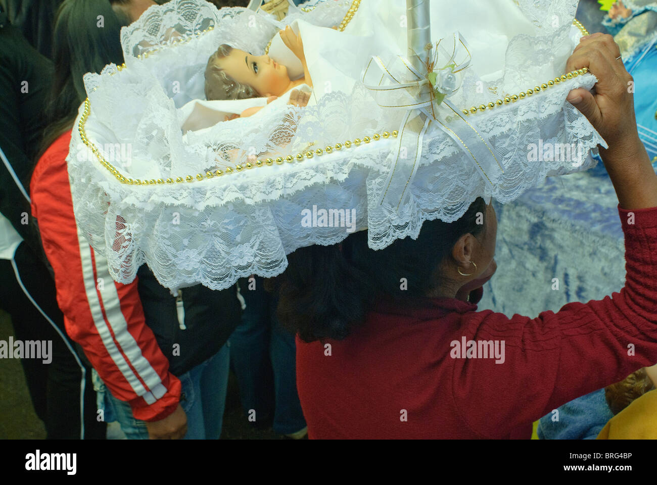 Le persone con le figure di Gesù Bambino nel centro cittadino di mercati pubblici di Città del Messico in preparazione per la Candelora la festa. Foto Stock Le persone con le figure di Gesù Bambino nel centro cittadino di mercati pubblici di Città del Messico in preparazione per la Candelora la festa. Foto Stock