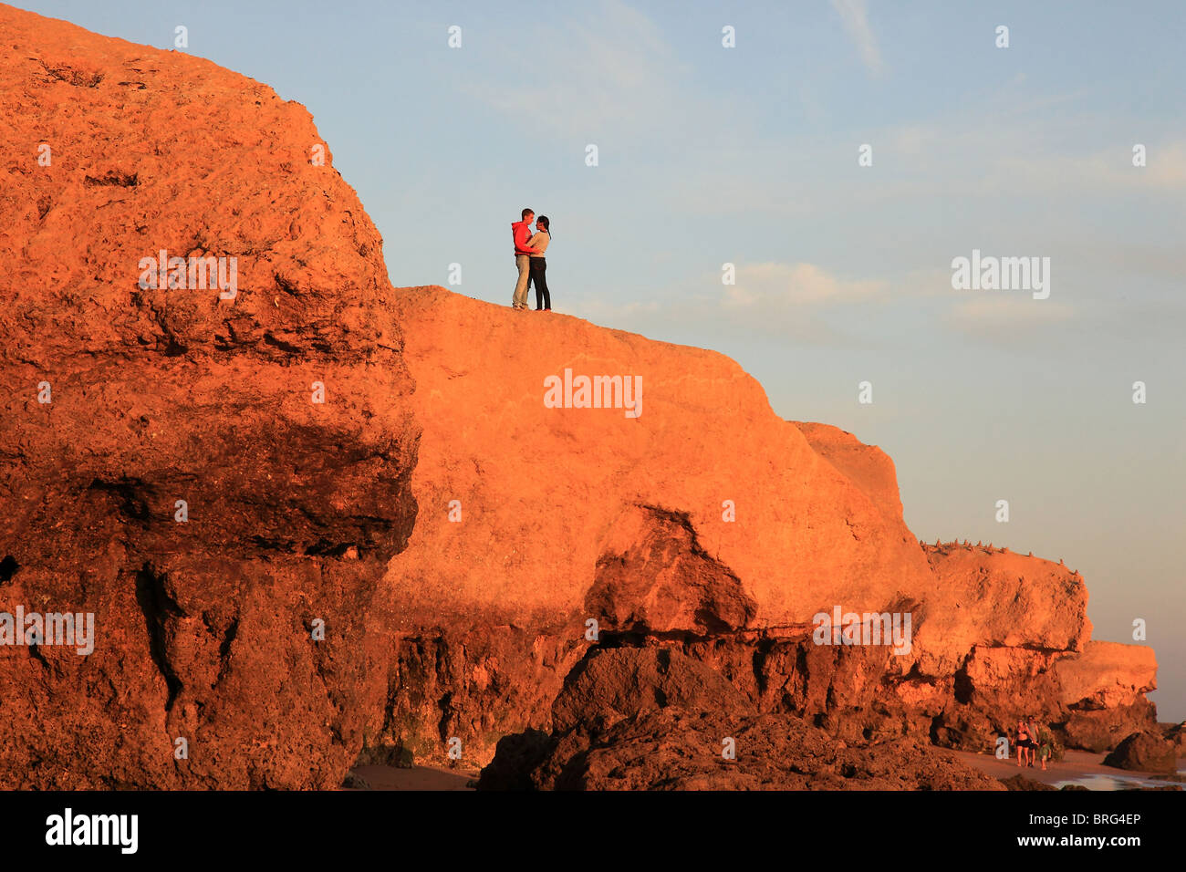 L uomo e la donna sulla sommità della roccia in Praia de Gale, Algarve, PORTOGALLO Foto Stock
