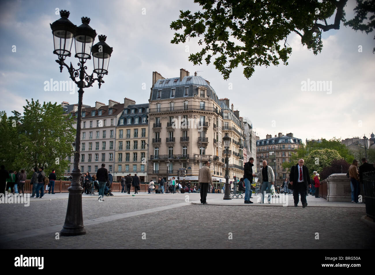 Città scena di strada con la gente vicino la cattedrale di Notre Dame a Parigi, Francia Foto Stock