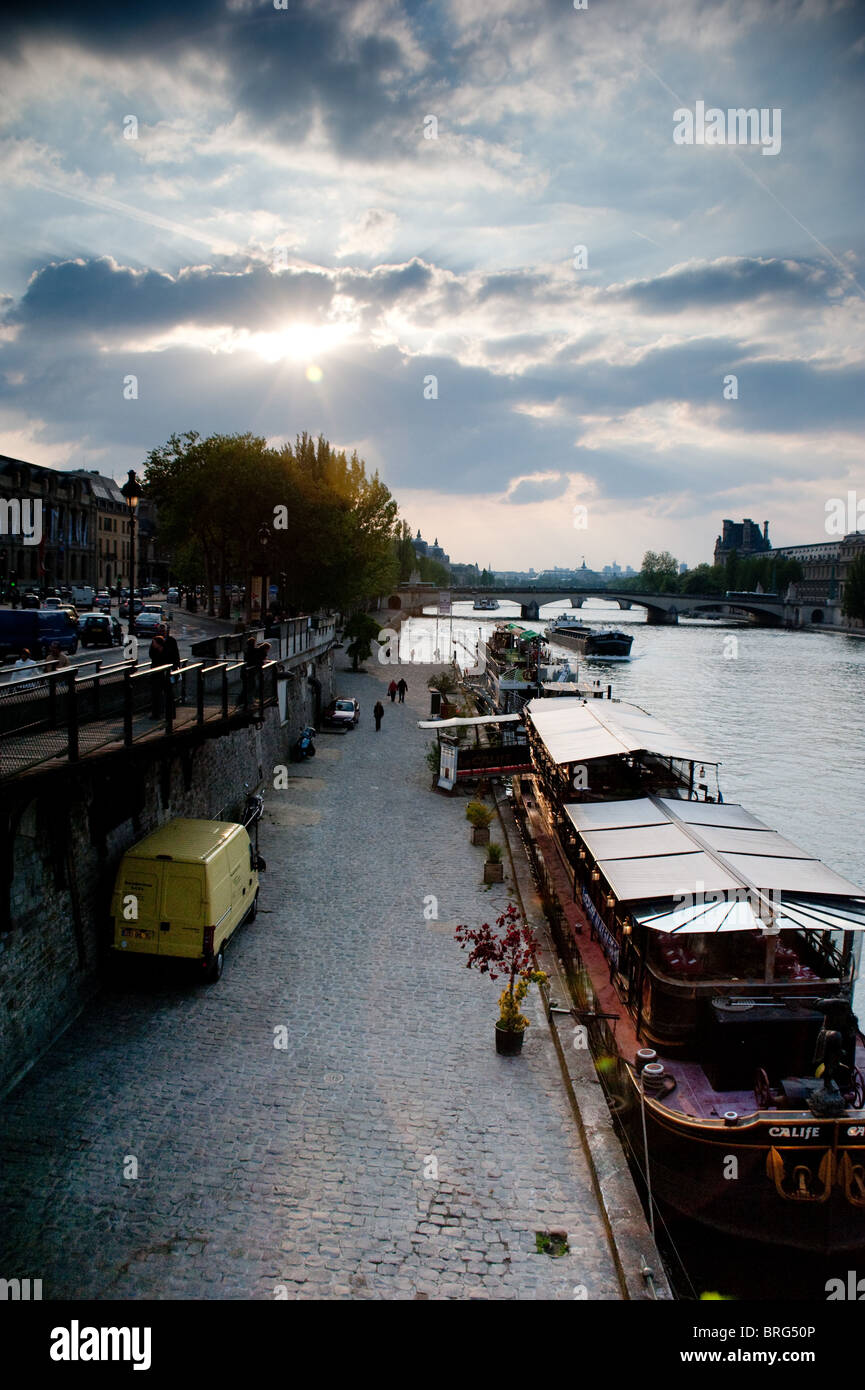 Vista sulla Senna vicino a Cattedrale di Notre Dame al tramonto Foto Stock