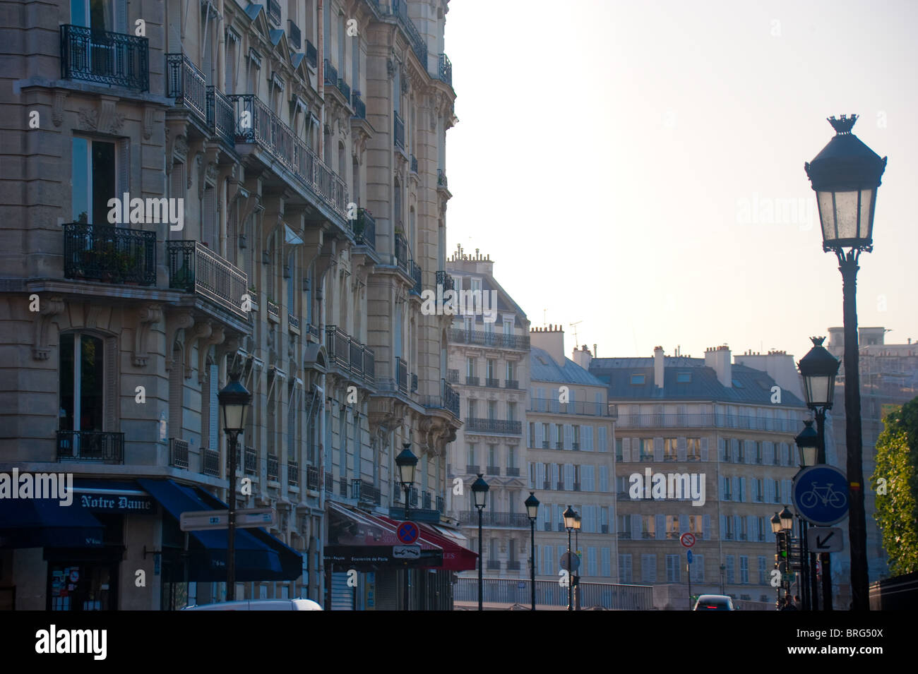 Parisienne avenue vicino alla Senna e Notre Dame all'alba Foto Stock