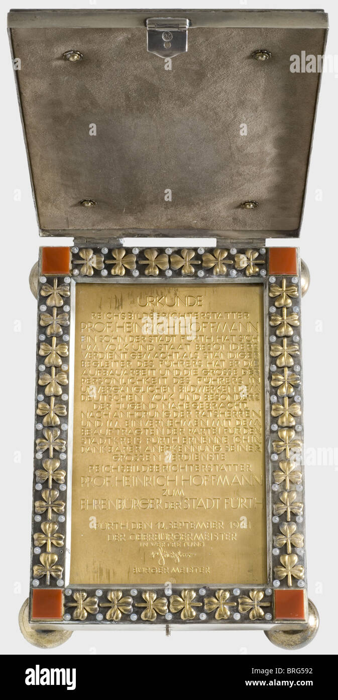 Prof.Heinrich Hoffmann(1885 - 1957), un cofanetto di presentazione per i freemen della città di Fürth,1941.cassetta d'argento con certificato cittadino onorario di goffrato, oro-placcato argento, datato 12 settembre 1941.(Trans.)'Reich Photo Reporter Prof.Heinrich Hoffmann, figlio della città di Fürth, ha reso servizi eccezionali alla gente e lo stato.come compagno permanente della Führer Ha permesso al popolo tedesco e soprattutto ai suoi giovani di approfondire le basi e la grandezza della personalità del Führer attraverso la sua fotografia immortale .,diritti aggiuntivi-clearences-not available Foto Stock