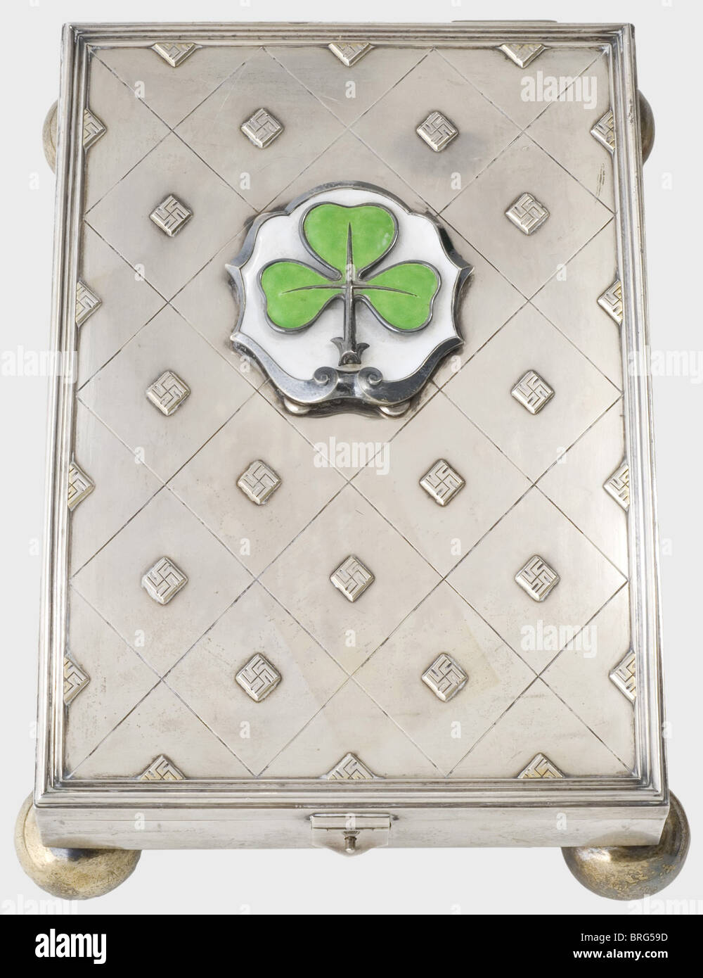 Prof.Heinrich Hoffmann(1885 - 1957), un cofanetto di presentazione per i freemen della città di Fürth,1941.cassetta d'argento con certificato cittadino onorario di goffrato, oro-placcato argento, datato 12 settembre 1941.(Trans.)'Reich Photo Reporter Prof.Heinrich Hoffmann, figlio della città di Fürth, ha reso servizi eccezionali alla gente e lo stato.come compagno permanente della Führer Ha permesso al popolo tedesco e soprattutto ai suoi giovani di approfondire le basi e la grandezza della personalità del Führer attraverso la sua fotografia immortale .,diritti aggiuntivi-clearences-not available Foto Stock