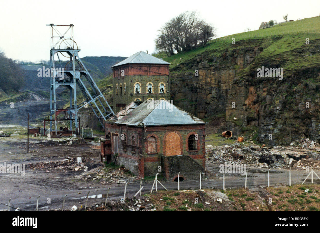 Tirpentwys profonda miniera di carbone abbandonata e di essere demolita nei pressi di Pontypool Lancaster London South Wales Valli Regno Unito circa 1982 Foto Stock