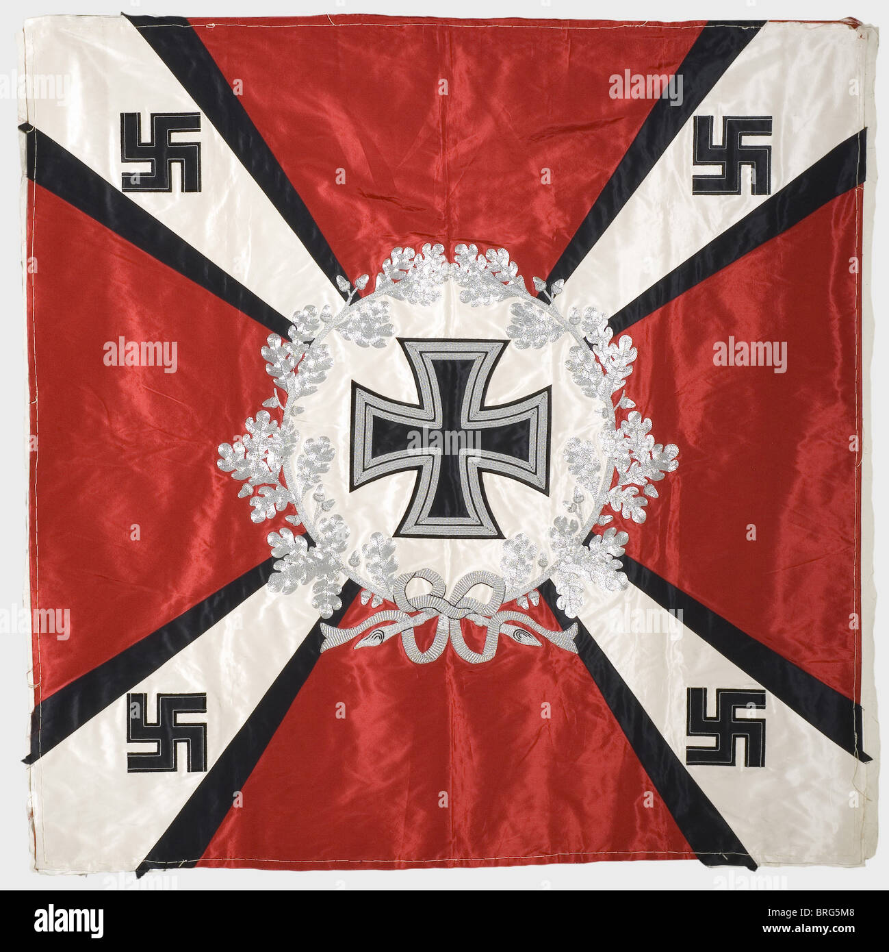 Bandiera per Flak(Anti-Aircraft)Artiglieria, lato opposto seta rossa, con un cerchio bianco al centro circondato da una corona di foglia di quercia ricamata in argento, contenente una croce di ferro nera con bordi ricamati in argento, enfatizzati da bordi ricamati in seta nera. Raggi bianchi che si allargano dal centro ai quattro angoli, con una swastika ricamata in argento in ciascuno. Circa 130 x 130 cm. Un pezzo virtualmente nuovo da una bandiera che non è stato mai completato.,storico,storico,anni trenta,anni trenta,XX secolo,Air Force,ramo di servizio,rami di servizio,servizio armato,armato,diritti aggiuntivi-clearences-non disponibile Foto Stock