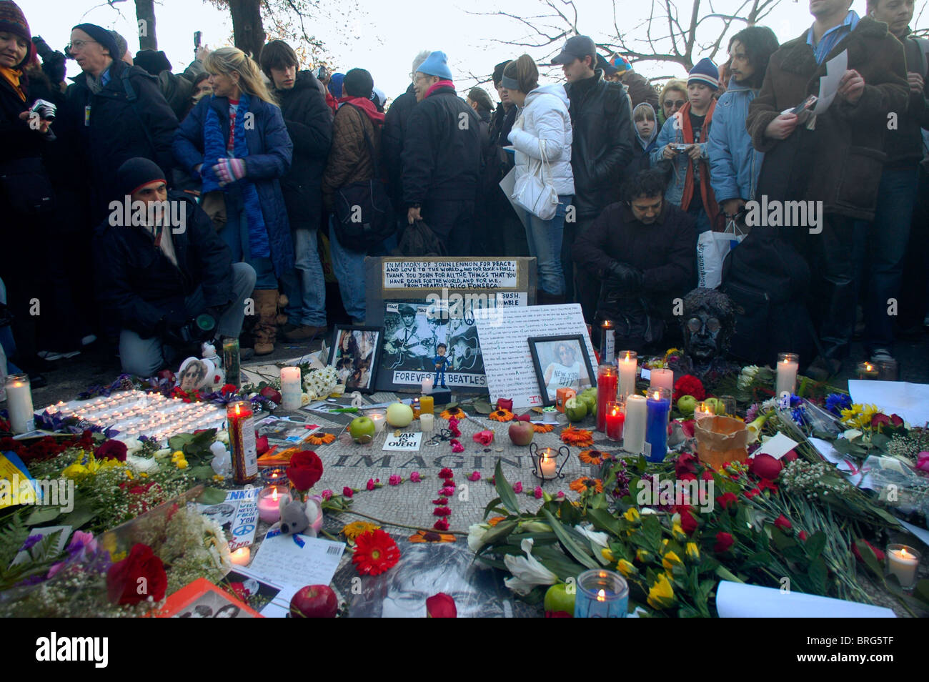 Centinaia di appassionati del tardo Beatle John Lennon si riuniscono in Strawberry Fields sezione di Central Park Foto Stock