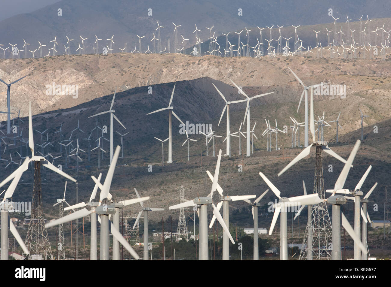 Le turbine eoliche che generano elettricità sul San Gorgonio Pass Wind Farm che serve Palm Springs, California. Foto Stock