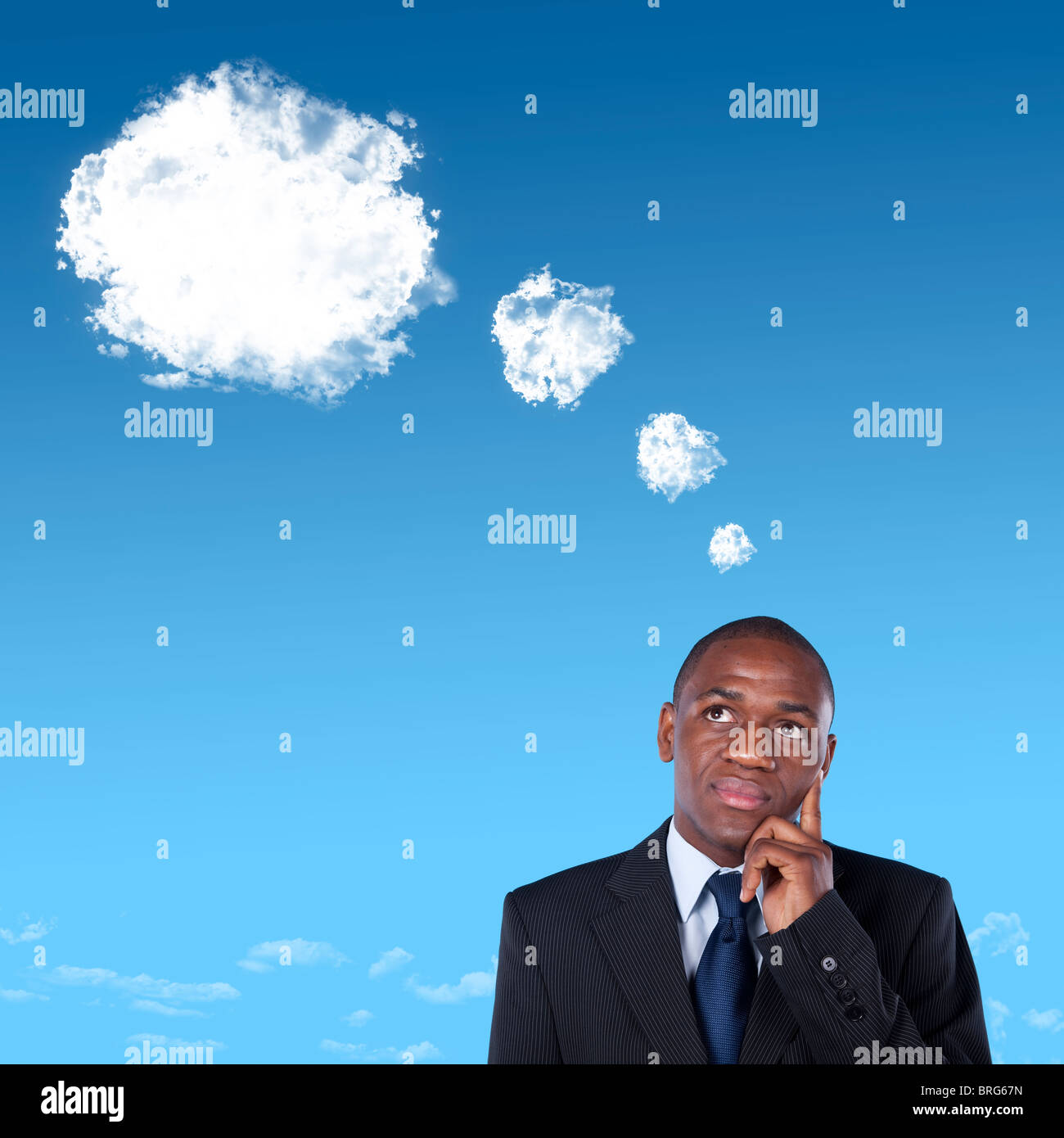 Imprenditore africano di pensare con un fumetto pensiero fatto di nuvole Foto Stock