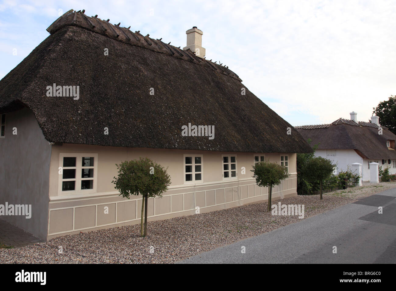 Cottage con il tetto di paglia su Langeland Foto Stock