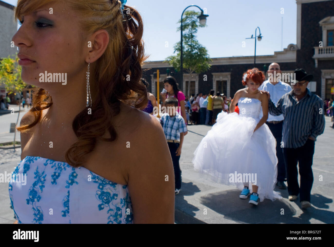 I partecipanti alla quinceañera lasciando la Città Juárez hall dopo una foto di gruppo e una Santa Messa cattolica Foto Stock