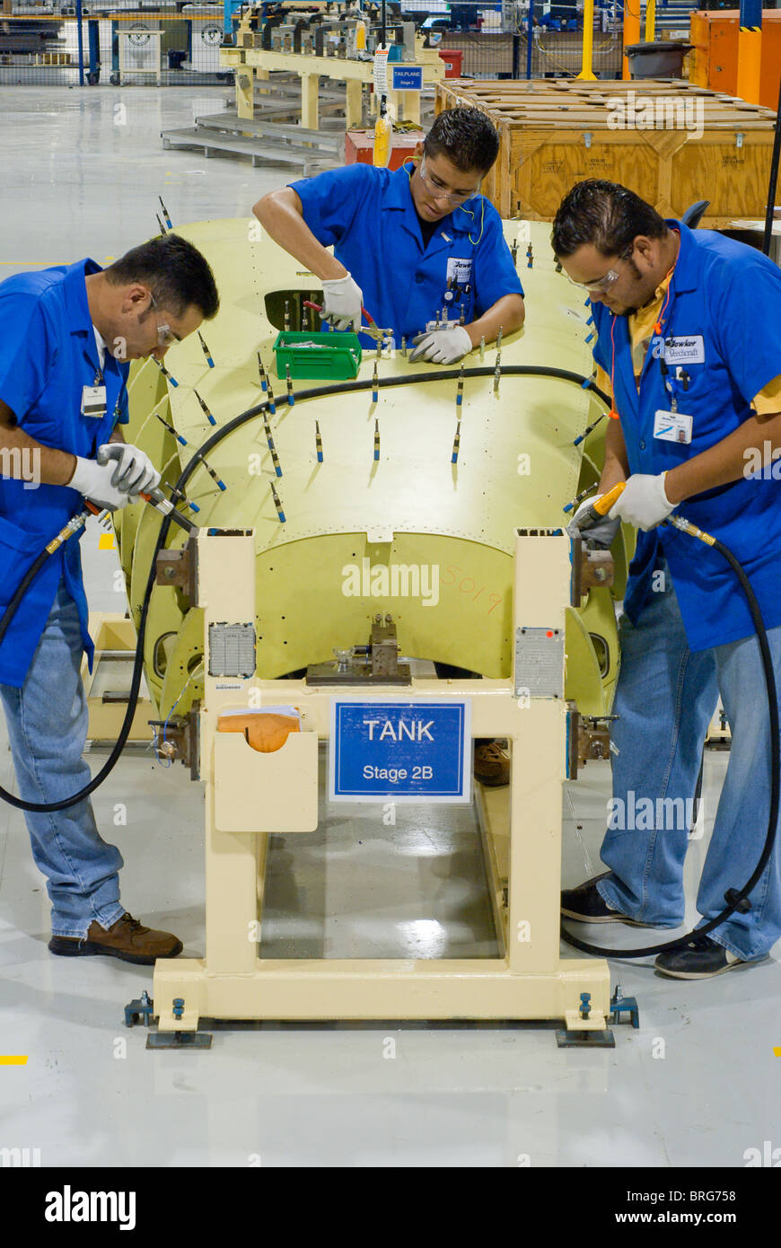 Lavoratori a Hawker Beechcraft aerospace stabilimento di Chihuahua, Messico Costruzione di jet parti di aereo per l' esportazione verso gli Stati Uniti. Foto Stock