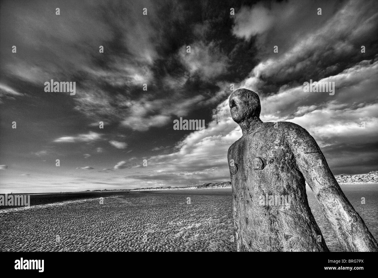 Anthony Gormley di uomini di ferro sculture " un altro posto' su crosby beach, Liverpool Merseyside Foto Stock