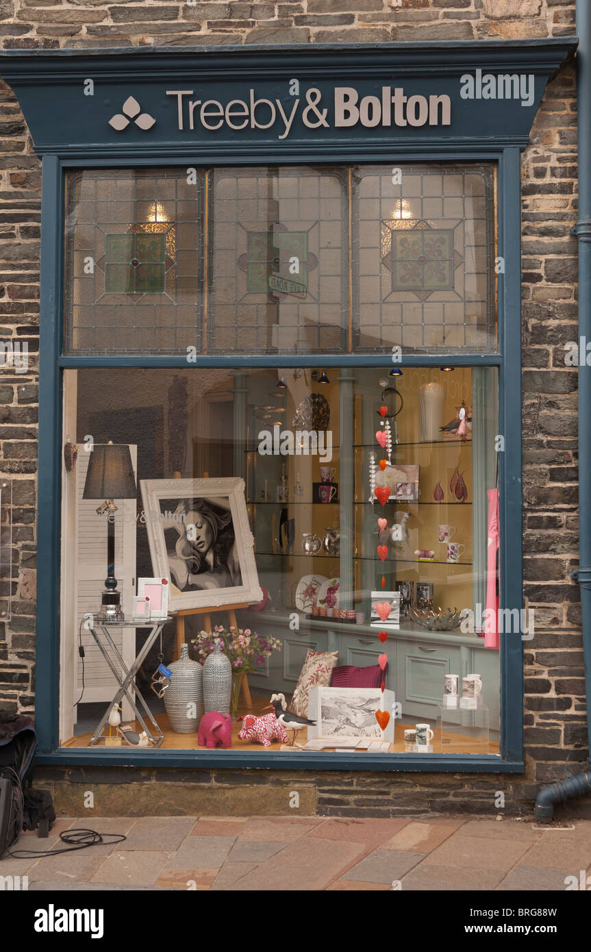Il Treeby & Bolton shop store a Keswick, Cumbria , in Inghilterra , Gran Bretagna , Regno Unito Foto Stock Il Treeby & Bolton shop store a Keswick, Cumbria , in Inghilterra , Gran Bretagna , Regno Unito Foto Stock