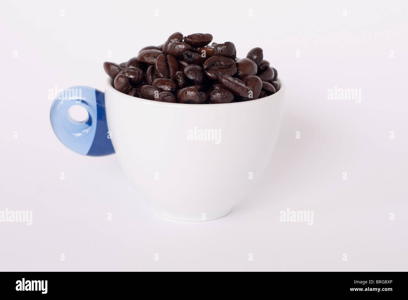 I chicchi di caffè in una tazza. Foto Stock