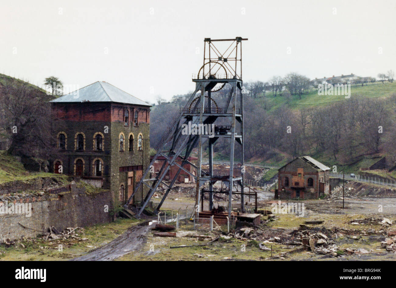 Tirpentwys profonda miniera di carbone abbandonata e di essere demolita nei pressi di Pontypool Lancaster London South Wales Valli Regno Unito circa 1982 Foto Stock