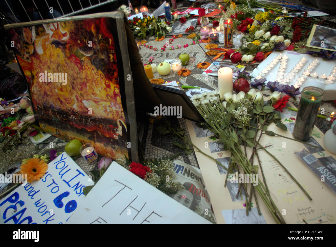 Centinaia di appassionati del tardo Beatle John Lennon si riuniscono in Strawberry Fields sezione di Central Park Foto Stock