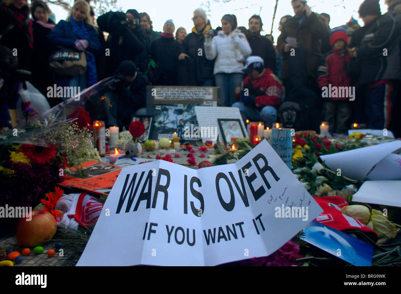 Centinaia di appassionati del tardo Beatle John Lennon si riuniscono in Strawberry Fields sezione di Central Park Foto Stock