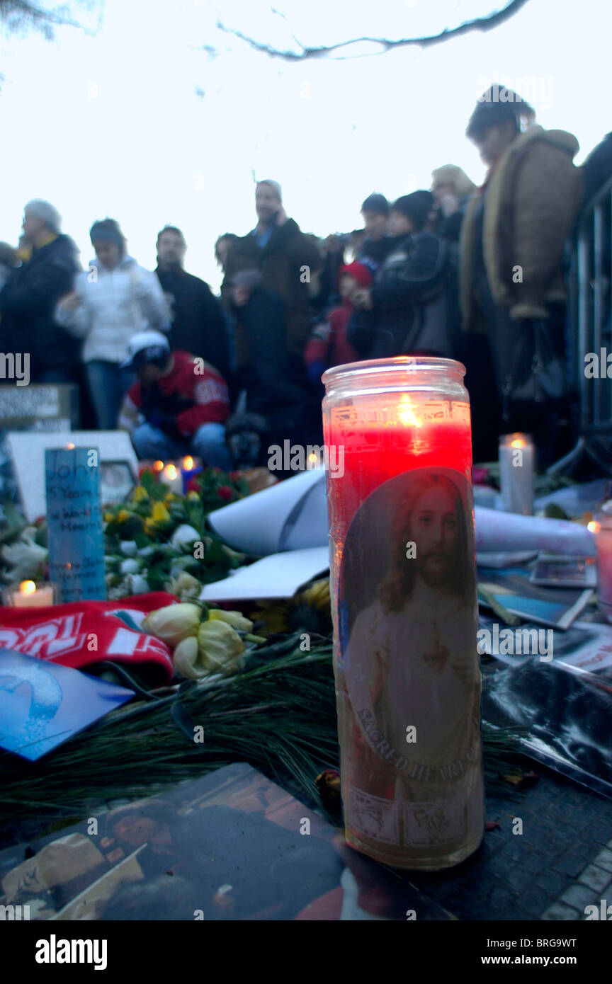 Centinaia di appassionati del tardo Beatle John Lennon si riuniscono in Strawberry Fields sezione di Central Park Foto Stock
