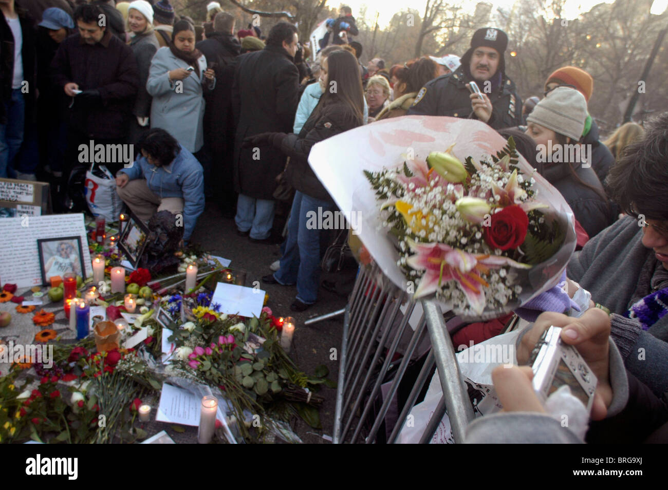 Centinaia di appassionati del tardo Beatle John Lennon si riuniscono in Strawberry Fields sezione di Central Park Foto Stock