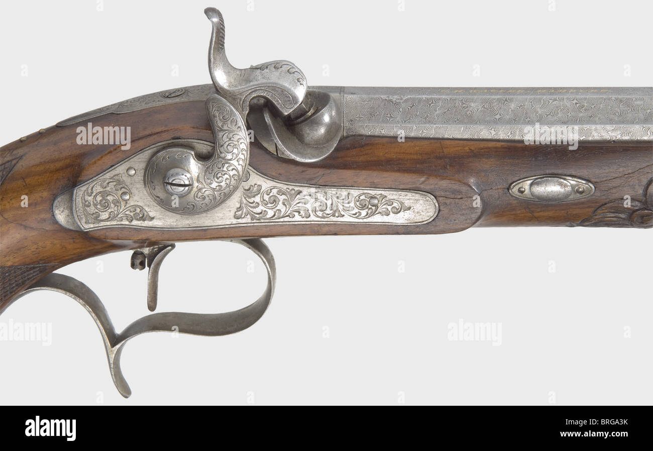 Un paio di pistole a percussione in gabbie, Claus Hinrich Wagler, Amburgo ca.1850.Ottagono, barili di Damasco di rosa con fori rigati a sette scanalature in calibro 11 mm e con blocchi brevettuali.firmato in oro sopra le camere 'C.H.WAGLER, AMBURGO.' Serrature di percussione con incisione floreale.Set singolo trigger.Walnut stock con i butt a scacchi, ciascuno con una testa di leone scolpito sul prua stock.Iron mobili con incisioni floreali.The stock con piccole crepe e rotture di ritiro.lunghezza ogni 40.5 cm.in una cassa di legno rivestito di stoffa con accesso insolitamente completo, Additional-Rights-Clearences-non disponibile Foto Stock