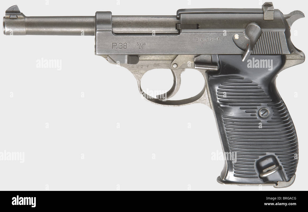 A Mauser P 38, codice 'vw 45', completamente fosfatato, calibro 9 mm Parabellum, n. 2692f. Numeri corrispondenti. Foro mirrorlike. Accettazioni aquila/'WaA135'. Rivestimento completo in fosfato grigio originale. Pannelli di presa in plastica nera impeccabili. Caricatore leggermente fosfatato contrassegnato con 'P38v/U'. Uno degli ultimi P 38 di Mauser consegnato alla Wehrmacht, prodotto nell'aprile 1945 poco prima che i francesi occupavano la ditta. Quasi nuova condizione di un'arma da collezione rara. Si veda Buxton, la pistola P. 38, vol. 2,p. 125. Erwerbsscheinpflichtig. Storico,storico,anni trenta,XX centu,diritti-aggiuntivi-non-disponibile Foto Stock