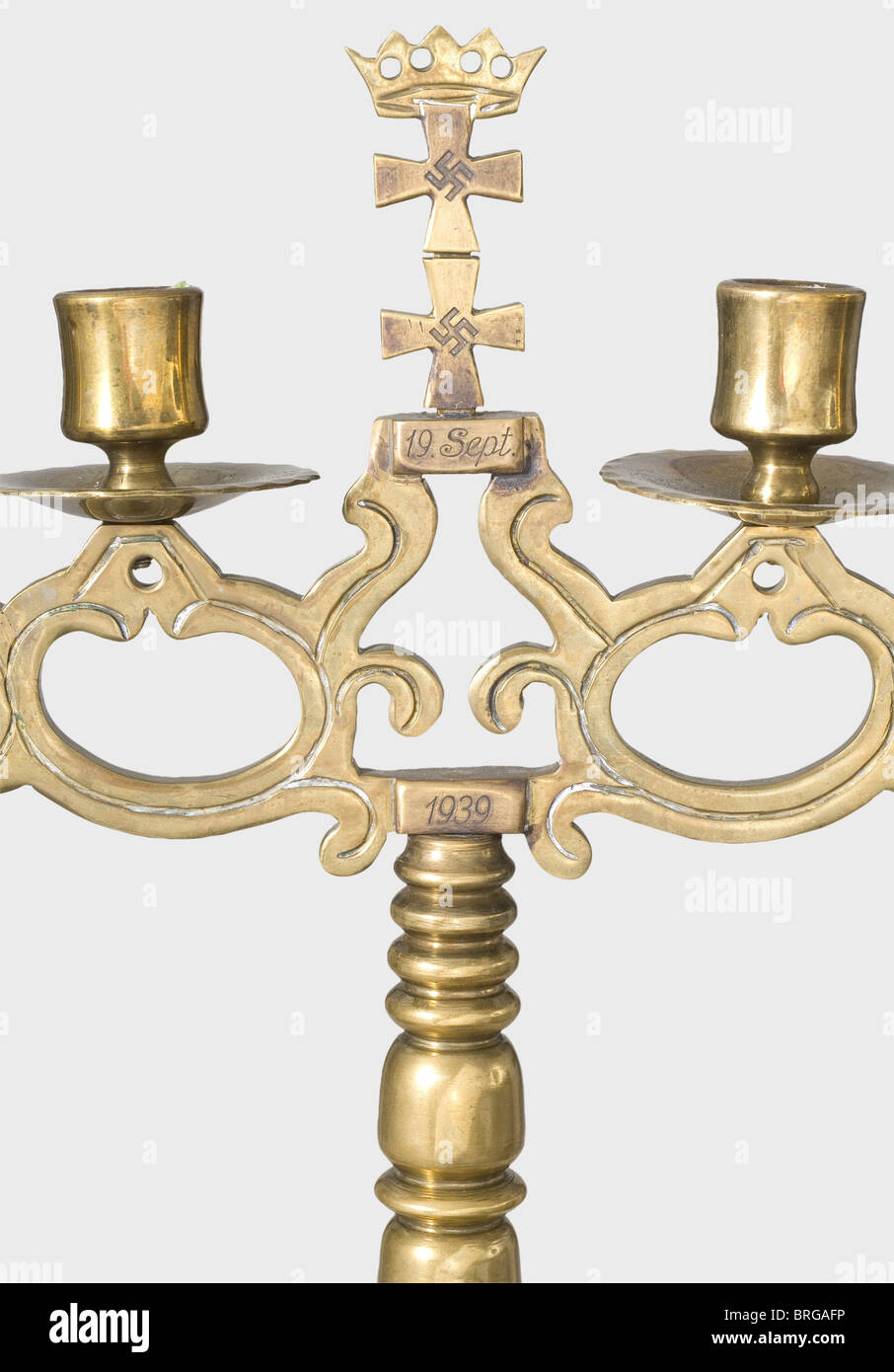 Un Danzig candelabra '19. Settembre 1939', befreit Danzig ist (Danzig è liberato) esteso, quattro candele, candelabro di ottone con la croce doppia Danzica coronata, swastikas, e la data '19. Settembre 1939'. La base rotonda a gradini reca l'iscrizione incisa "Danzig ist befreit" (Danzig è liberata) tra due swastikas. Altezza 41.5 cm. Larghezza 38 cm. Il 19 settembre 1939, il Danzig Gaultier Albert Forster salutò Adolf Hitler nell'Artushof di Danzig. Le parole storiche 'Danzist Befreit' si sono verificate in entrambi i suoi discorsi e Hitler.,storico,storica,diritti aggiuntivi-chiarenze-non disponibili Foto Stock