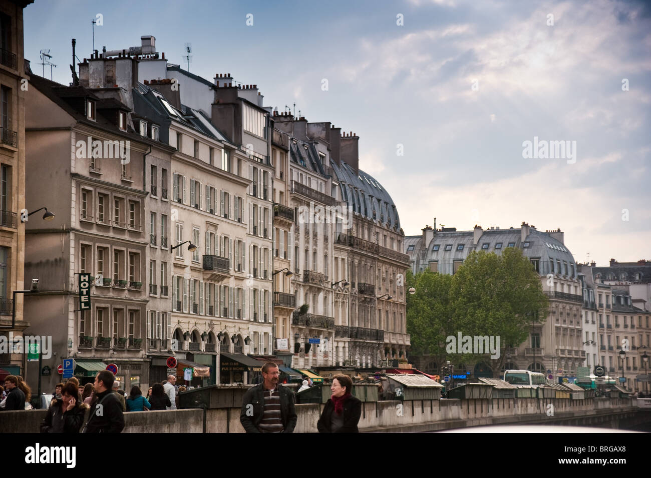 Parisienne avenue lungo la Senna come visto da un ponte vicino alla cattedrale di Notre Dame Foto Stock