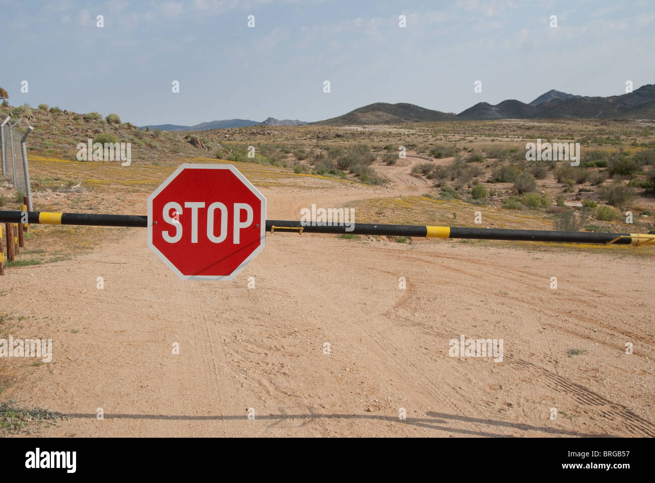 Barriera di arresto su strada sterrata in Africa australe Foto Stock