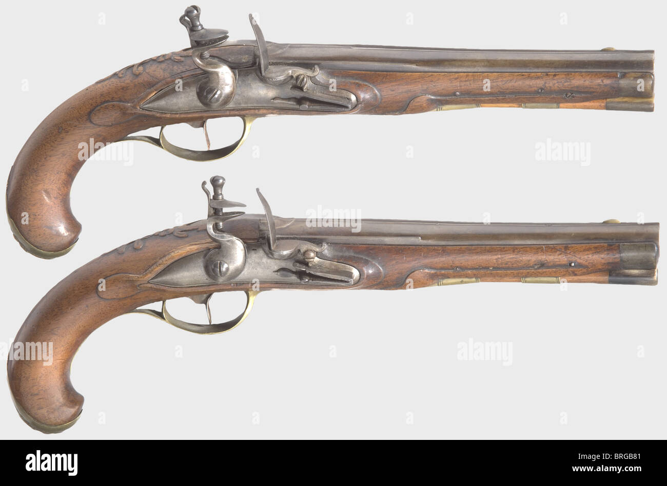 Un paio di pistole tedesche a flintlock, circa 1780. Cilindretti rotondi, lisci, con diametro di 13 mm, con vista frontale in ottone e cappelli. Flintlock lisci con piastre di bloccaggio arrotondate. Stocks di noce intagliato con cappelli a naso a corno e mobili in ottone con incisione floreale. aste originali in legno con punte a tromba. Lunghezza di ogni 34 cm. Coppia di pistole ben conservate, inalterate. Storico,storico,XVIII secolo,pistola civile,pistole civili,portatile,pistola,armi,armi,armi,armi,armi,armi,armi,armi,armi,armi,armi,armi,armi,armi,oggetti,still,clippin,diritti aggiuntivi-clearences-non disponibili Foto Stock