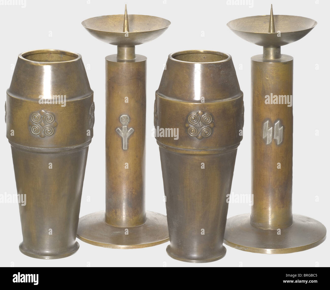 Un paio di candelabri e vasi cerimoniali, dello studio otto Michael Gahr, Monaco esempio di produzione per il Reichsführer SS.bronzed ottone, il candelabro decorato con rune SS, rune di vita e ruota solare swastika.entrambi i vasi con swastikas a spirale e intricate rune SS in argento in ottagono sulla base.altezza di candelabra 34 cm,vasi 28 cm.in aggiunta Un numero della rivista 'Das Raumbild', luglio 1938, con un articolo sul maestro orafo otto Michael Gahr.The candelabrum e vase disegni sono stati destinati per l'uso in famiglie SS in occasioni speciali come chil, Additional-Rights-Clearences-non disponibili Foto Stock