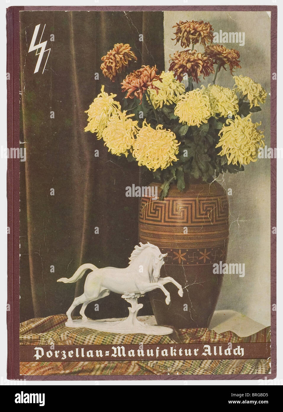 Catalogo prodotti, fabbrica di porcellane Allach la lista 1938/39, Verlag Porzellan-Manufaktur Allach-Munich (Editore - Allach Porcellane Manufacture, Monaco di Baviera). Pagina del titolo colorata. Rilegatura successiva. 50 pagine. Stampe illustrative in bianco e nero di qualità artistica straordinaria. Francobollo della biblioteca del Prof. Theodor Kärner. Di grandississima rarità, offerta per la prima volta da Hermann Historica, storico, storico, anni trenta, XX secolo, oggetto, oggetti, fermi, ritagli, ritagli, ritagliati, ritagliati, ritagliati, ritagli, diritti aggiuntivi-non disponibili Foto Stock