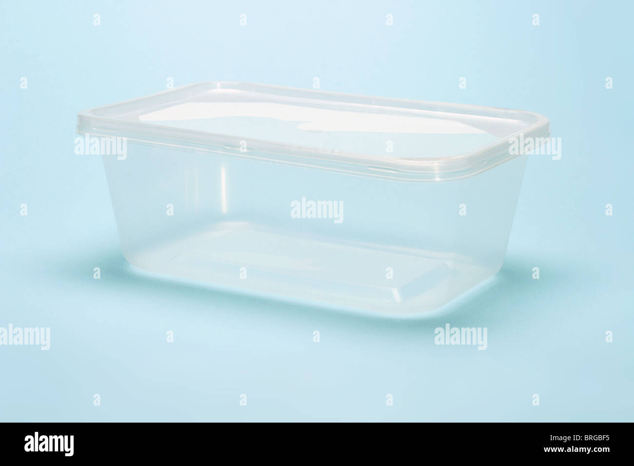 Svuotare contenitore di plastica trasparente su sfondo blu Foto Stock